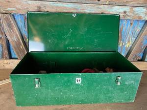 lot 6126 image: Vintage Green NISSALCO Metal Tool box - Handy w contents