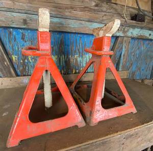 lot 6132 image: Pair of Jack Stands 6 Ton M# CS-6.16