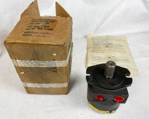 lot 6157 image: HLTS Hydraulic Motor M# 11011-088-A5-D - New in Box w instructions