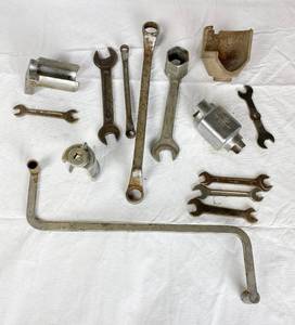 lot 6139 image: Lot of Specialty Tools and Wrenches - see pictures