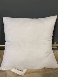 lot 9041 image: Lot of 4 White Floral Decorative Pillows 15� x15�