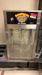 lot 4512 image: SuperPretzel Soft Pretzel Warmer  Display (#850-C)