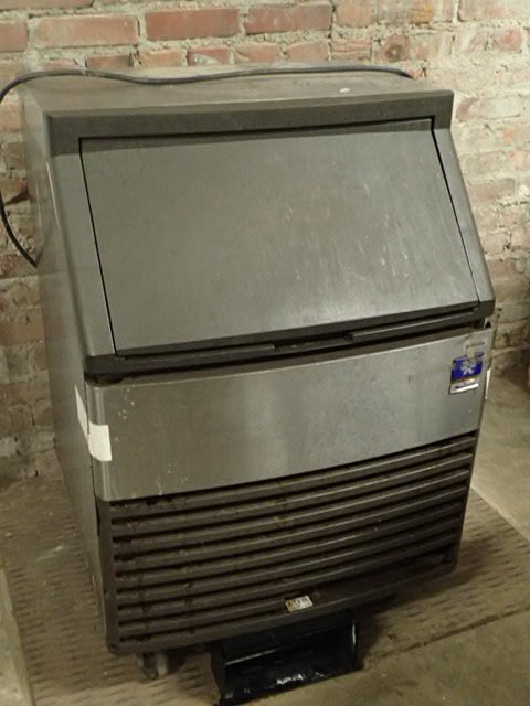 lot 131 image: Manitowoc QY-0134A Ice Machine, Cuber, Half-Dice, 130 lb.
