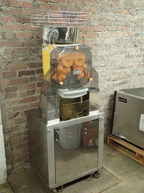 lot 136 image: Zumex SPEED PRO INDUSTRIAL JUICER