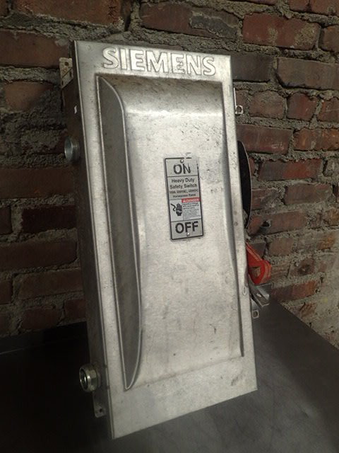 lot 139 image: Siemans 600 Volt  Max Fuse Box