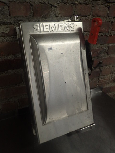 lot 140 image: Siemans 600 Volt  Max Fuse Box