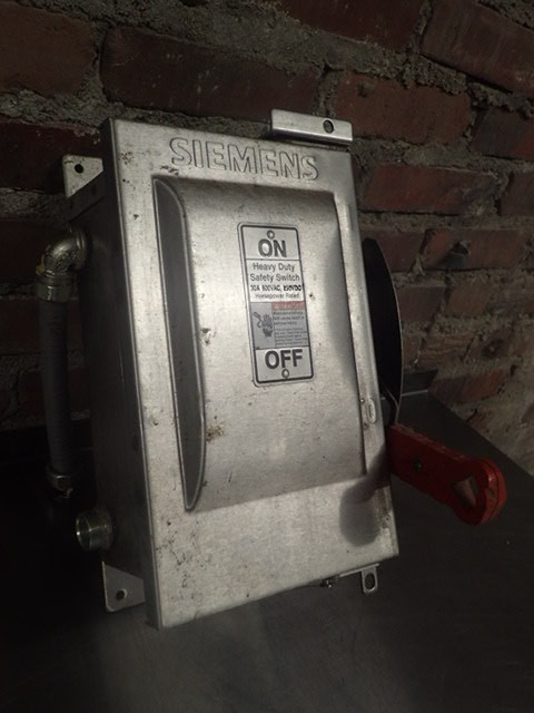 lot 141 image: Siemans 250 Volt  Max Fuse Box