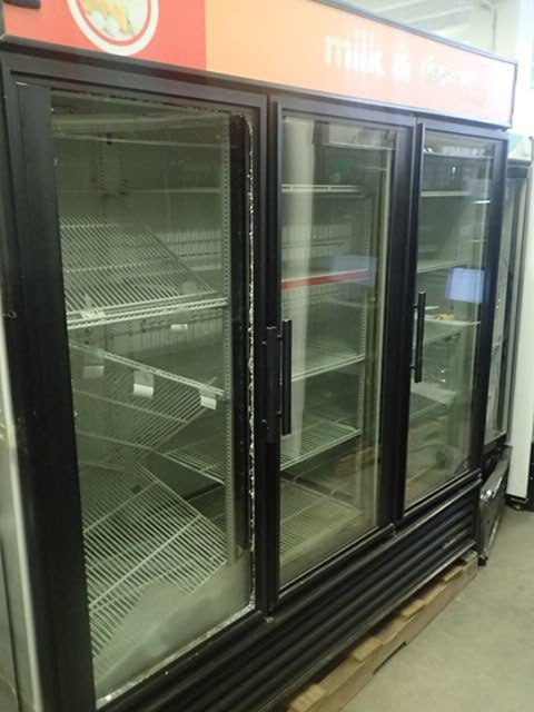 lot 146 image: True Mfg GDM-72, 3 Door, Glass Swing Door Refrigerator
