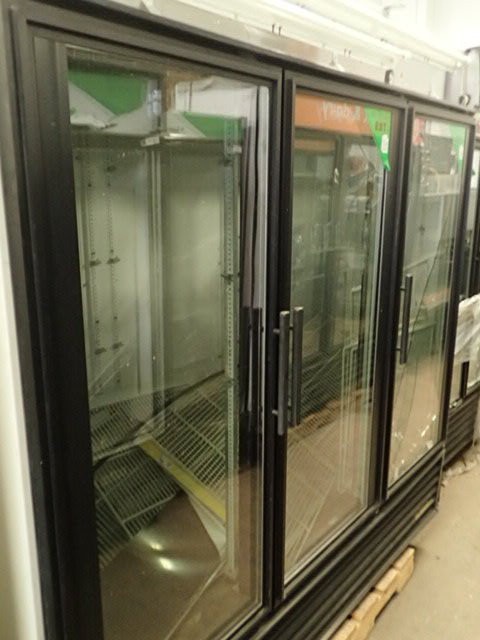 lot 149 image: True Mfg GDM-72, 3 Door, Glass Swing Door Refrigerator