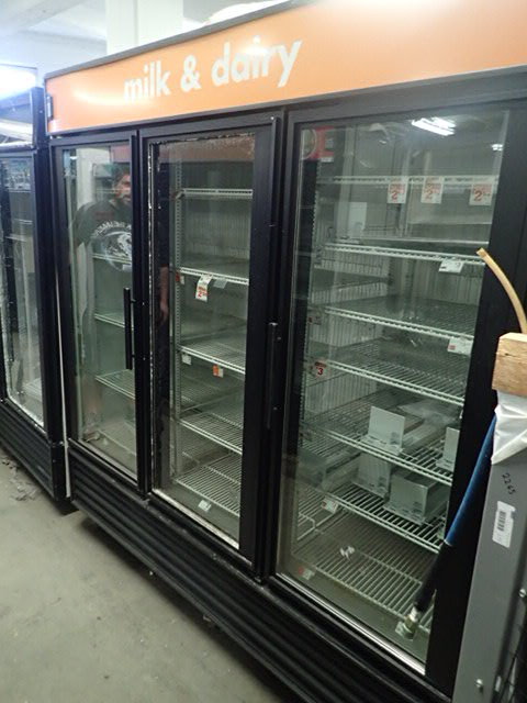 lot 152 image: True Mfg GDM-72, 3 Door, Glass Swing Door Refrigerator