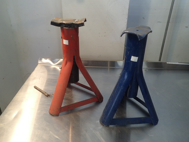lot 162 image: (2) Jack Stands