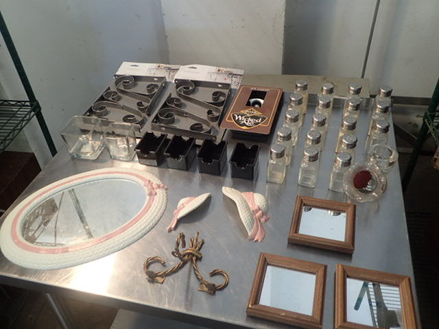 lot 176 image: Wall Decorations, Salt  Pepper Shakers, Sugar Caddies and More