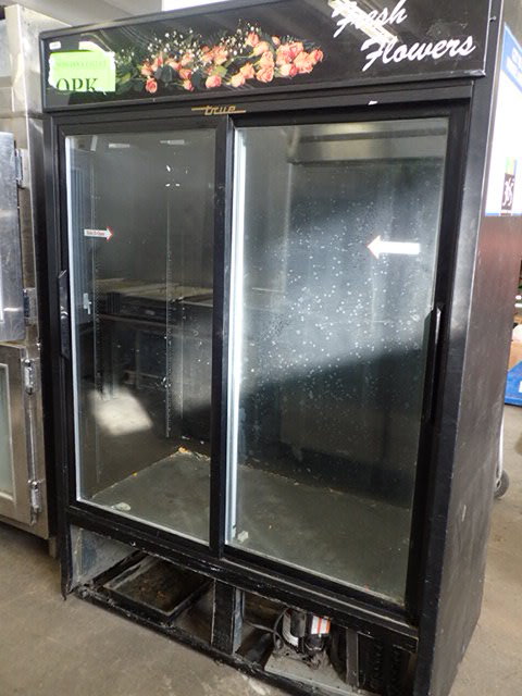 lot 30 image: True GDM-47FC Black Two Door Glass Floral Case - 47 Cu. Ft.