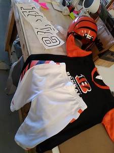 lot 49245 image: CINCINNATI BENGELS JERSEY PANTS HELMET ECT, YOUTH LARGE