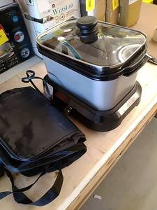 lot 49379 image: WESTBEND SLOW COOKER WITH COOKING AND STORAGE LID  BAG.