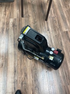 lot 129 image: Husky 8G 150 PSI Hotdog Air Compressor