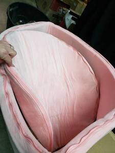 lot 8454 image: Large Pink Walled Pet Bed