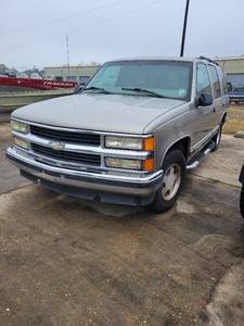 lot 102 image: 1998 Grey Chevrolet Tahoe 2WD