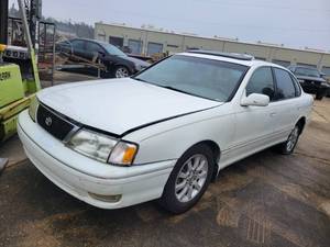 lot 111 image: 1998 Toyota Avalon XL White