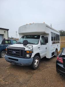lot 122 image: 2009 Ford F350 Van