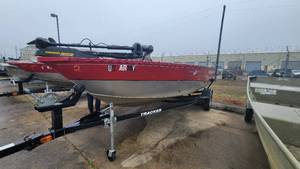 lot 201 image: US Army V3 Tracker Boat