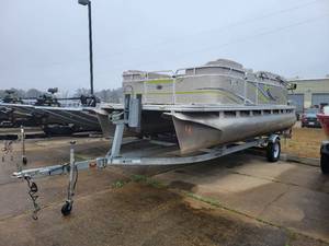 lot 203 image: Quest Pontoon