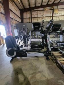 lot 9138 image: Life Fitness Eleptical Machine 95-XS - Screen Lights Do Not Work