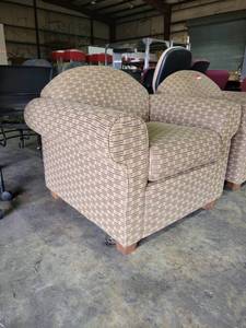 lot 9161 image: Tan Plush Chair