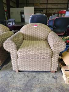 lot 9162 image: Tan Plush Chair