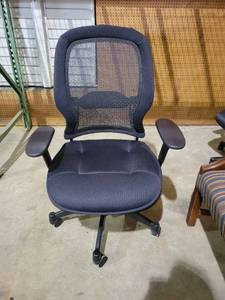 lot 9196 image: Mesh Back Office Chair