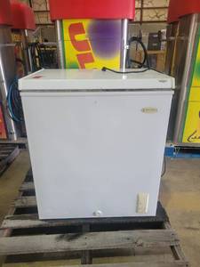 lot 9304 image: Holiday Lateral Freezer Chest (LCM050LC)