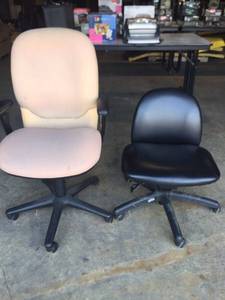 lot 9221 image: Lot of 2 Office Chairs ( Black and Tan)