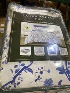 lot 36984 image: LAURA ASHLEY HOME 7 PIECE KING COMPLETE BED SET