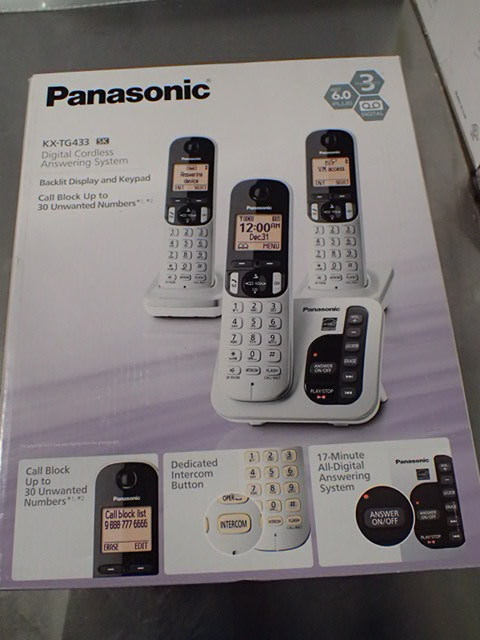 lot 7105 image: (3) Handsets Panasonic KX-TG433 Digital Cordless Phones