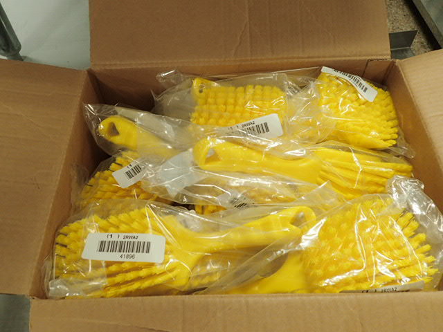 lot 7206 image: Lot of Yellow Brushes