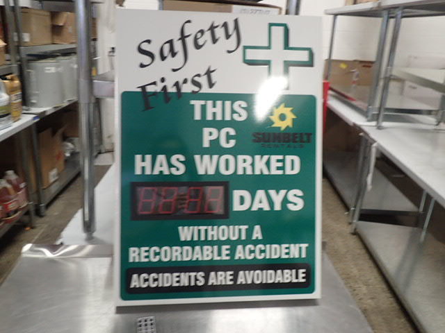 lot 7220 image: Days Worked Without an Accident Signage