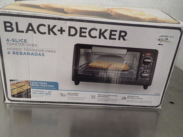 lot 7174 image: Black and Decker 4-Slice Toaster Oven