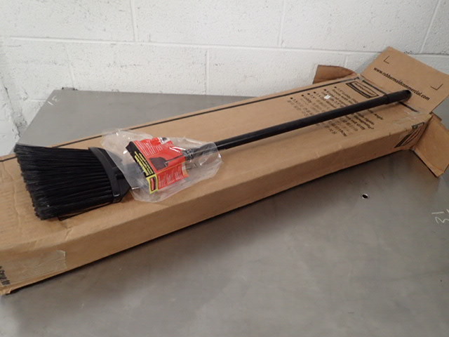 lot 7178 image: (6) Rubbermaid Brooms
