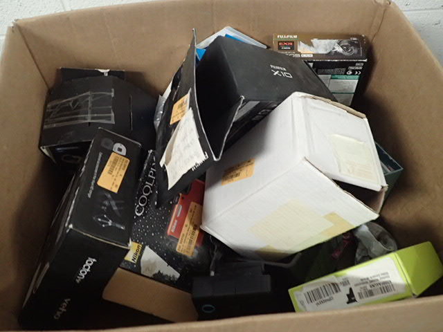 lot 261 image: Lot of Misc Cameras and Camera Parts