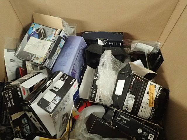 lot 262 image: Lot of Misc Cameras and Camera Parts