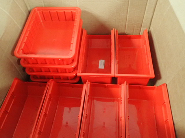 lot 7275 image: Lot of Plastic Containers