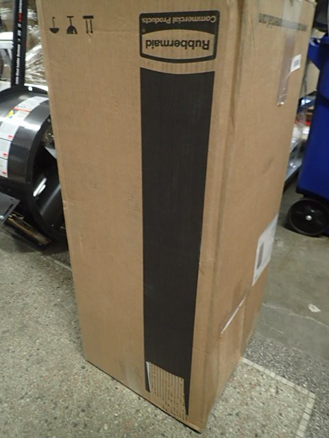 lot 5 image: Rubbermaid Hinged Top W Self Closing Door