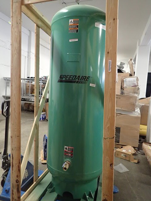lot 16 image: Speedaire Air Tank