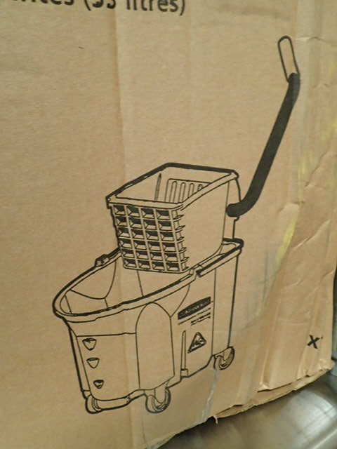 lot 21 image: Rubbermaid Mop Bucket And Strainer