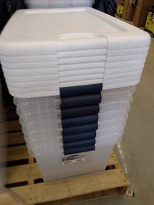 lot 52011 image: 8 - Sterilite latching boxes 64qt