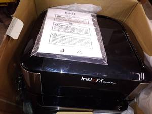 lot 11168 image: Instant Pot Vortex Plus 10 Quart Air Fryer Oven - Black