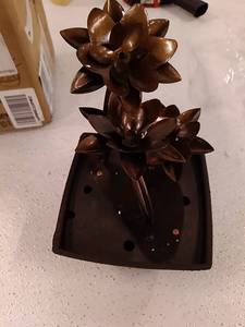 lot 43105 image: tabletop metal flower fountain