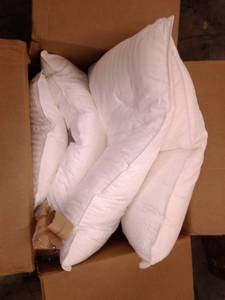 lot 50221 image: 4 White Soft Pillows