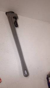 lot 99400 image: Maxpower 36 Aluminum pipe Wrench