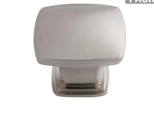 lot 51720 image: Box of Everbilt 1.21 in. satin nickel Square Cabinet Knobs